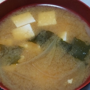 玉ねぎとワカメと豆腐の味噌汁